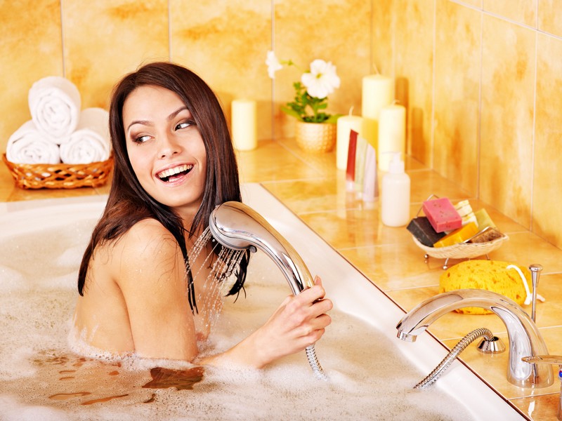 Durante o inverno, banhos quentes demorados estão proibidos! Tudo porque a tendência natural da pele no tempo frio é ficar mais vulnerável porque perde boa parte de sua hidratação natural / GB Imagem
