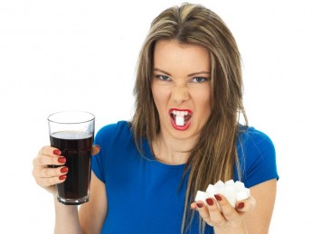 Deveria se evitar o consumo excessivo de açúcar refinado, lembrando que os refrigerantes em geral têm sempre grandes concentrações de açúcar em sua formulação / GB Imagem