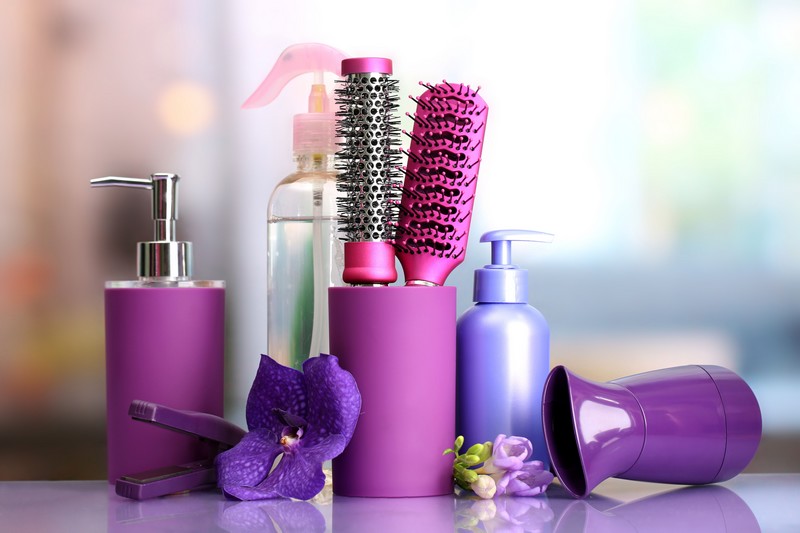 Guarde pentes, escovas e produtos para finalizar os cabelos todos juntos e organizados. Mantenha-os limpos e livres principalmente dos fios soltos dos cabelos / GB Imagem