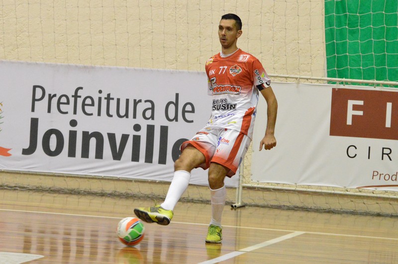 O fixo encerrou com chave de ouro sua curta atuação no Mafra Ferromax, assinando o terceiro gol da equipe mafrense na partida desta quarta-feira, diante do JEC/Krona (Foto: Robson Komochena)