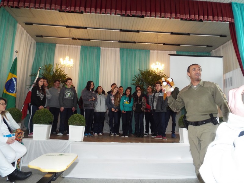 Colégio Barão de Mafra realiza seminário de violência e prevenção e combate as drogas (1)