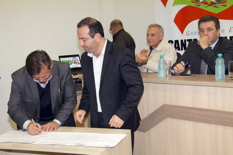 Momento em que o presidente do BADESC, José Cláudio Caramori, assinava o contrato no valor de R$ 4 milhões, para realizar parte da construção da tão sonhada terceira ponte na área central entre Mafra e Rio Negro