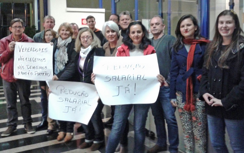 Movimento intensifica coleta de assinaturas para reduzir salário de vereadores em Rio Negro (1)