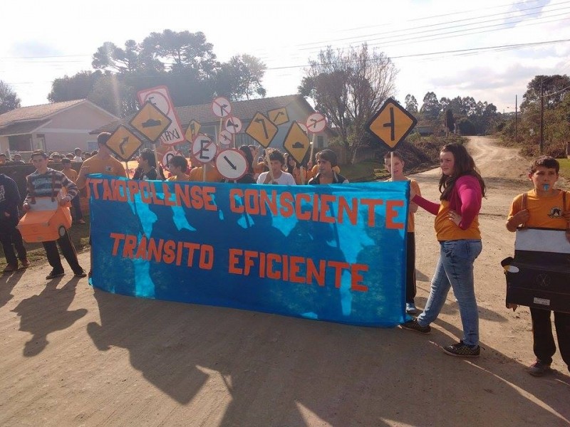 Alunos realizam passeata para sensibilização no trânsito