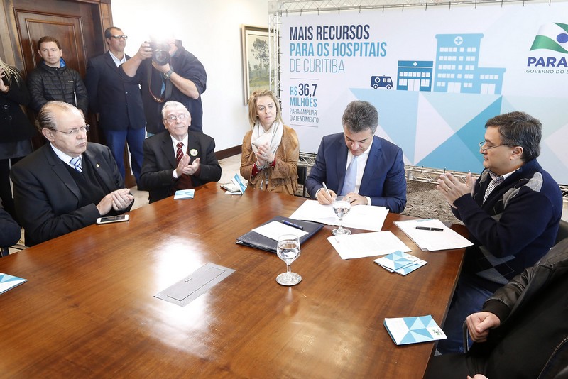 Governador Beto Richa e a Secretária da Família e Desenvolvimento Social, Fernanda Richa, participam da adesão do município de Curitiba ao Incentivo Estadual que amplia o repasse de recursos aos hospitais de média e alta complexidade da capital. Fotos:Rogério Machado/SECS