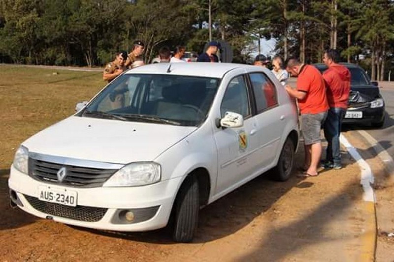 Carro oficial de Quitandinha se envolve em acidente no trevo do VDI
