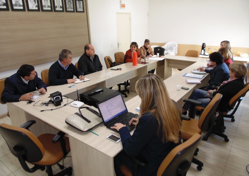 Secretários de Educação da região discutem transporte escolar