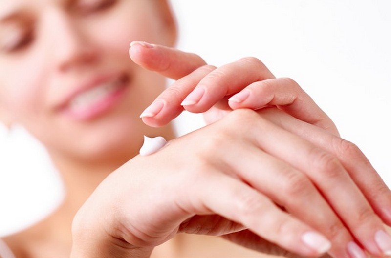 A aplicação nas mãos de cremes hidratantes acrescidos de estimuladores da produção de colágeno deve ser diária. A pele das mãos merecem tanta atenção quanto a do rosto / GB Imagem