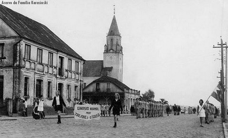 Itaiópolis de Antigamente Desfile de Sete de Setembro na Avenida Getúlio Vargas