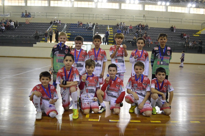 Alunos do sub-09 da Escolinha Mafra Ferromax/DME, que conquistou, na primeira etapa, o segundo lugar na sua categoria