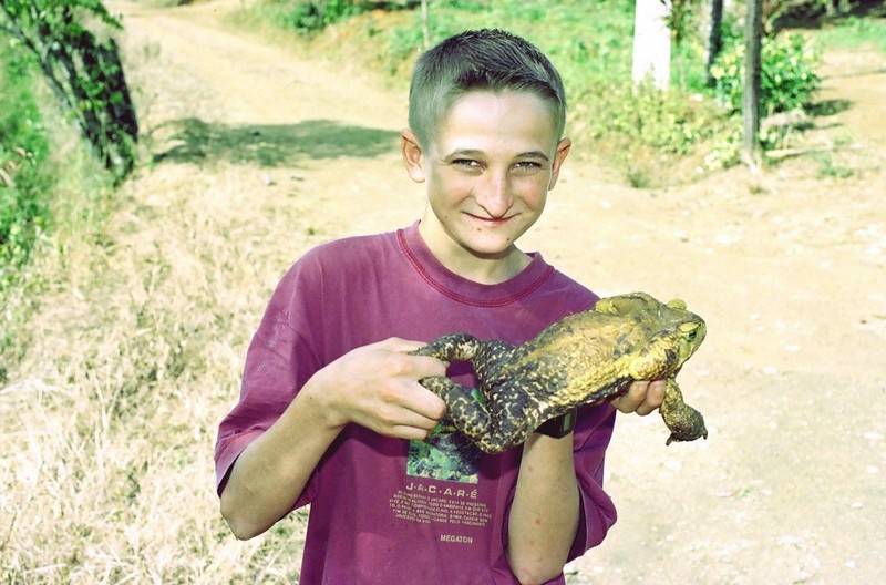 Paulo Beta com sapo gigante encontrado em Massaranduba