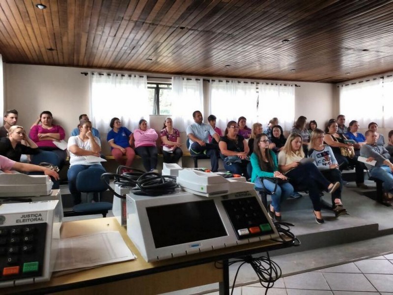 Mesários participam de treinamento em Campo do Tenente para as eleições