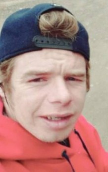 O filho Acir foi tentar defender o pai, acabou levando dois tiros no peito e pescoço e caiu morto também na via (Foto: Divulgação)