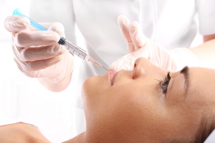O preenchimento labial é uma técnica que injeta ácido hialurônico na região a ser tratada, após a aplicação de creme anestésico / GB Imagem