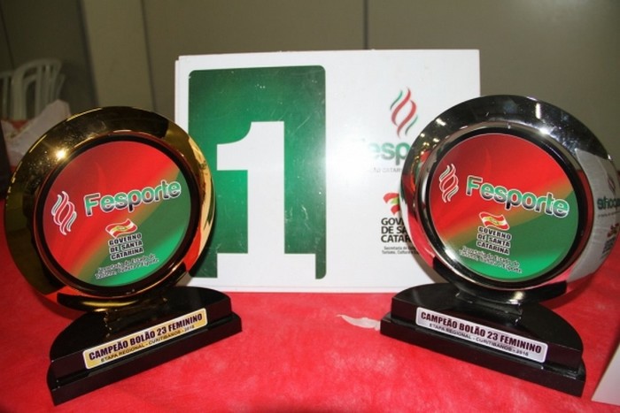 Troféus do Bolão 23 masculino (conquistado por Itajaí) e feminino (cujo título ficou com Blumenau