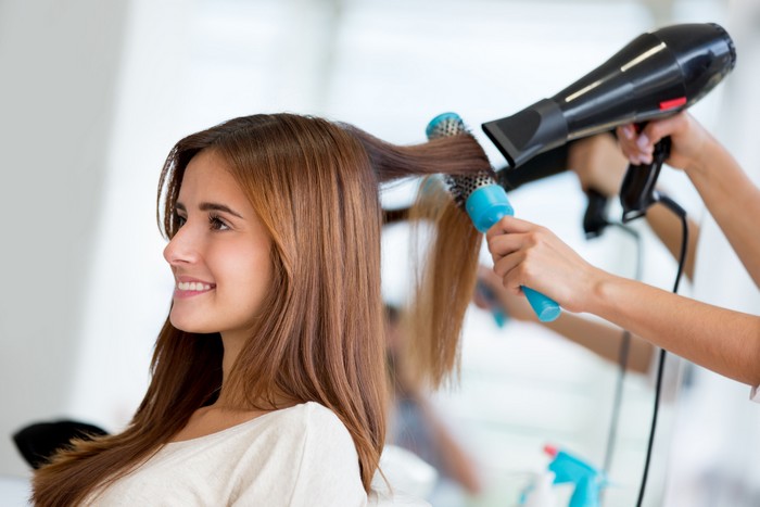 Para se chegar ao resultado desejado nos cabelos, na maioria das vezes é preciso recorrer aos processos químicos e secador. O importante é preparar os fios, usando shampoos e cremes específicos / GB Imagem
