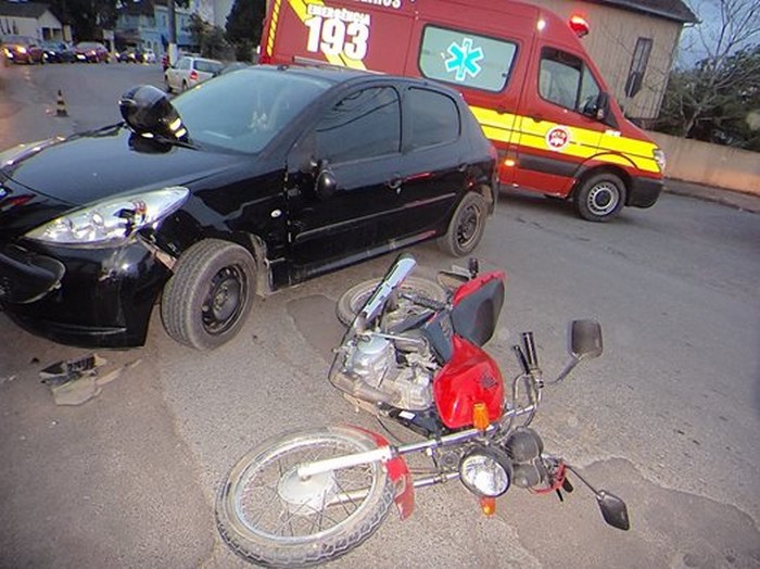 Acidente entre moto e veículo lança caroneiro no teto do carro