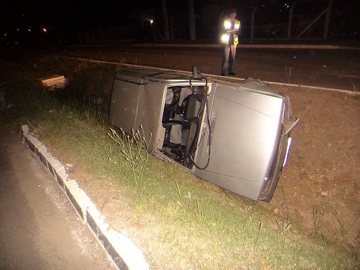 Veículo capota na BR-280 no Campo da Lança