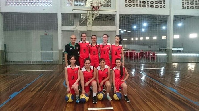 Em pé da esquerda para a direita: Professor Plácido Gaissler Filho, Caroline, Mariana, Jéssica e Lorianny. Agachadas: Ana Flávia, Amanda, Bárbara e Thalita