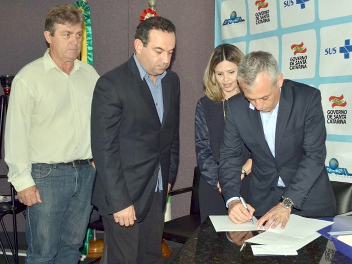 Secretário de Estado da Saúde, João Paulo Kleinübing, e a secretária de Gestão Estratégica e Participativa do Ministério da Saúde, Gerlane Baccarin, assinaram nesta segunda-feira, 17, em ato no Centro Administrativo do Governo do Estado, na Capital. Os prefeitos de Mafra, Wellington Bielecki, e de Luiz Alves, Vland Bork, representaram os demais chefes de executivos municipais.