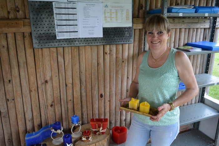 Voluntária na Atena Gionanna Notari ensina artesanato para homens em tratamento terapêutico.