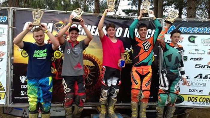 O piloto Ben-hur Pillati (2º da esquerda para a direita) com o troféu de 2º lugar na categoria VX2