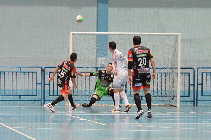Flagrante da derrota do Mafra/Ferromax para o Floripa Futsal, resultado que obriga vencer hoje à noite a ADC/Canoinhas no ginásio Wilson Buch