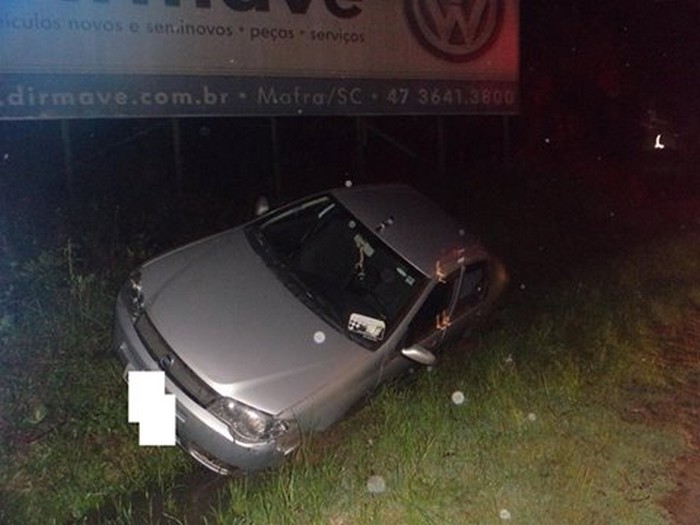 Veículo saiu da pista na BR-280 no Campo da Lança