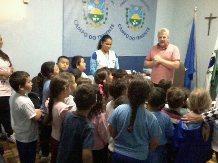 Alunos visitam prefeito Jorge Quege e tiram dúvidas sobre a administração municipal