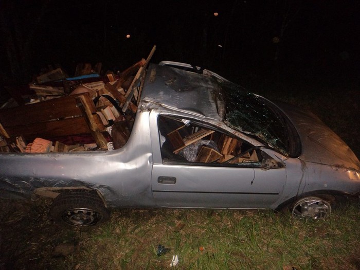 Pneu estoura e veículo capota na BR-280