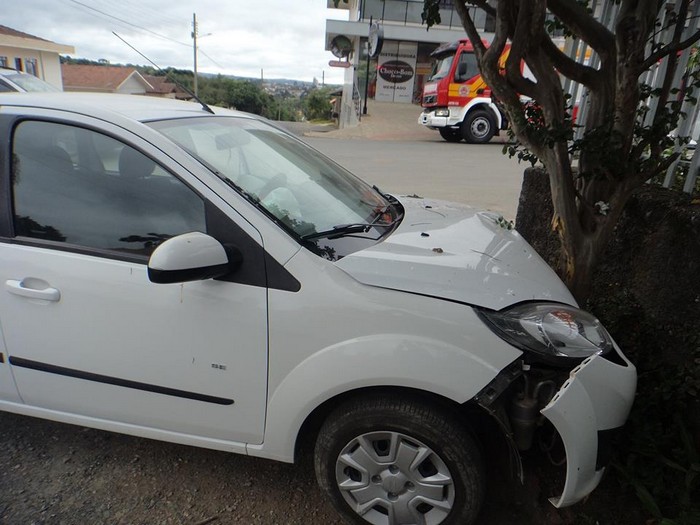 Veículo colide em árvore na Restinga