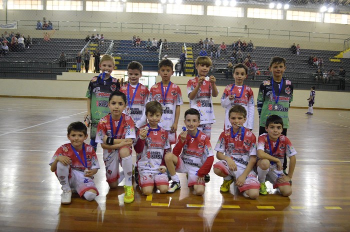 Alunos do sub-09 da Escolinha Mafra Ferromax/DME, que conquistou, na primeira etapa, o segundo lugar na sua categoria