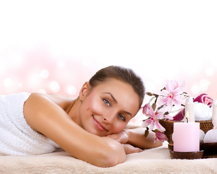 Sentir-se jovem e bonita é um estado de espírito. No entanto, nada impede que você tome medidas para retardar a ação do tempo. Cuidar da aparência é prazeroso e faz um bem enorme para a autoestima / GB Imagem