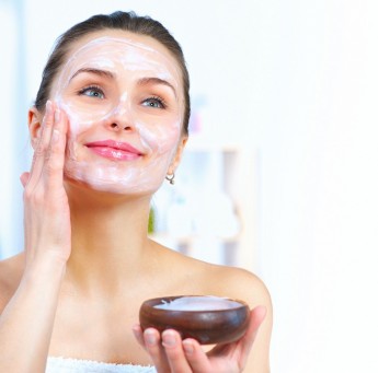 O uso de produtos específicos para cada tipo de pele é fundamental para se manter a saúde e a beleza da pele. Mantenha um ritual diário de limpeza, hidratação e nutrição da pele / GB Imagem