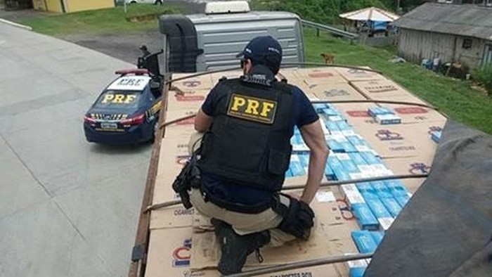 PRF aprende cigarros contrabandeados avaliados em milhões de reais