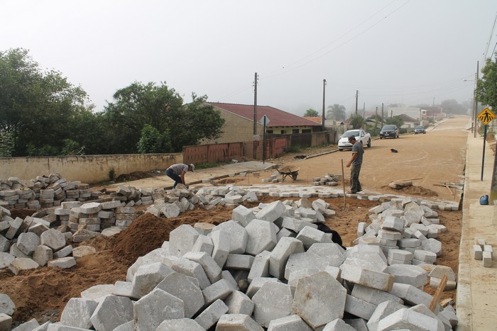 Pavimentação em lajotas da rua Ricardo Vôos está em fase de conclusão (1)