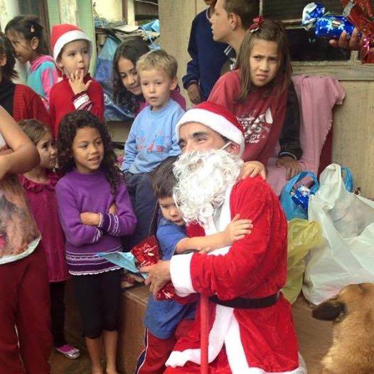 O “Papai Noel” Igor Tibuski entregando presentes