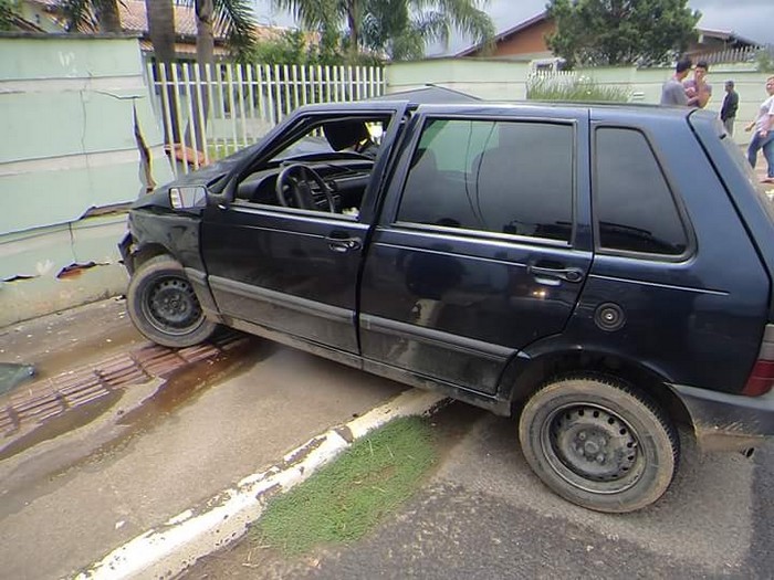 Motorista perde controle de veículo e bate em muro de residência
