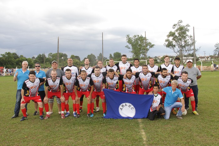 Representação da AMAEC do Campo da Lança venceu a forte equipe do Clube dos Sargentos de Rio Negro, conquistando o bicampeonato municipal de futebol de Mafra de 2016