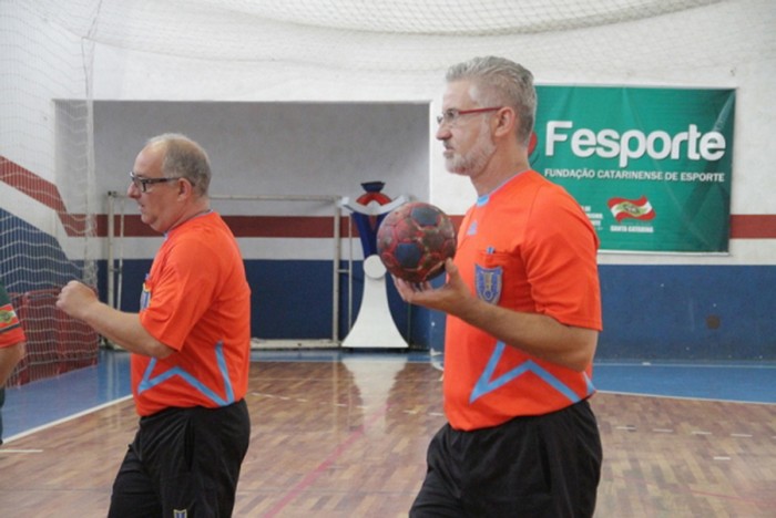 Scharf e Dittrich ajudaram a construir a história da arbitragem brasileira de handebol (Foto: Antonio Prado)