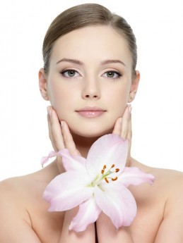 Os ingredientes naturais sempre estiveram presentes nas formulações de cosméticos que tratam a pele de forma completa e inovadora / GB Imagem