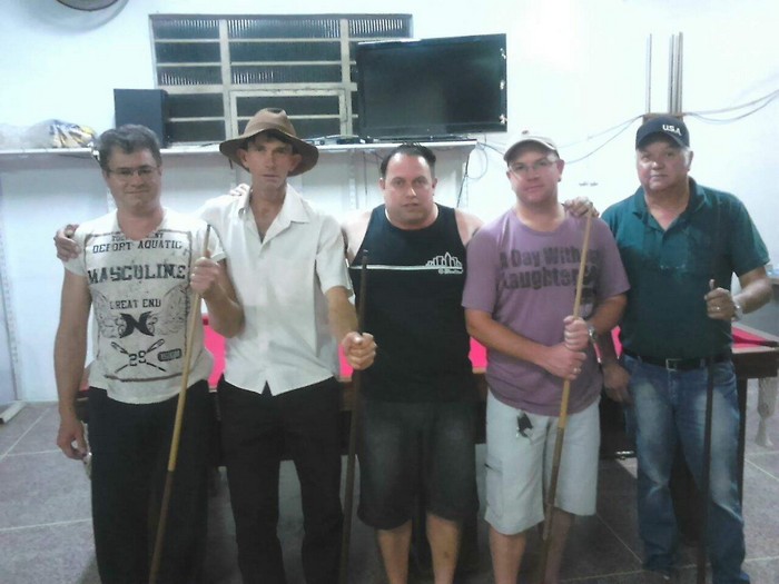 Luiz (ao centro) proprietário do Bar do Osmar, juntamente com os quatro melhores colocados do campeonato de bola oito que se encerrou no dia 30 de dezembro