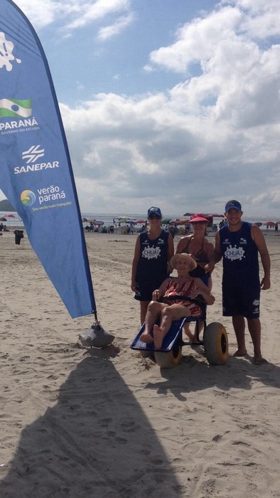 Odila Nasario, usuária das cadeiras anfíbias: banho de mar seguro e confortável (Fonte: Divulgação)