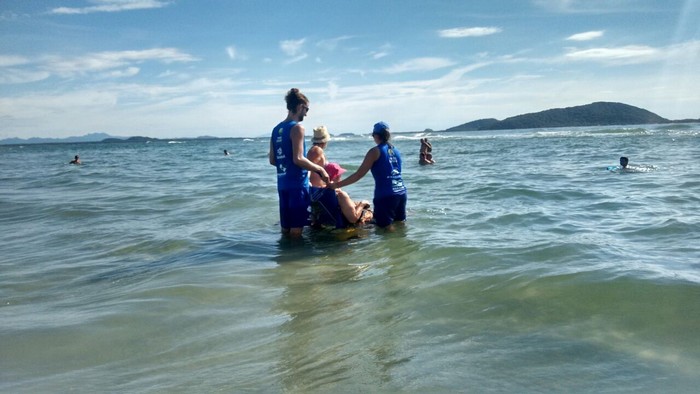 Cadeiras anfíbias: banho de mar com segurança e dignidade para quem tem mobilidade reduzida ou deficiência (Fonte: Divulgação)