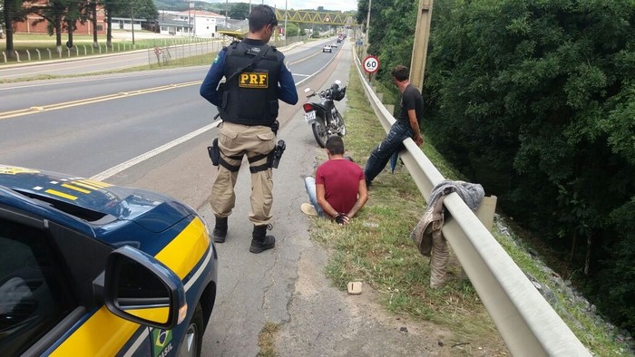 PRF aborda condutor e carona com entorpecentes e são presos em flagrantes