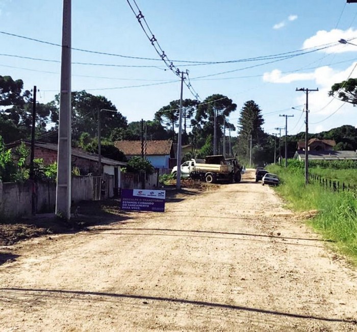 Empresa responsável pela obra já deu início à colocação da rede de esgoto. )Foto: Prefeitura de Campo do Tenente/Divulgação)