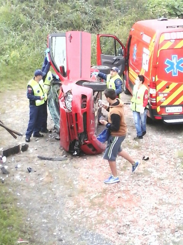 Motorista perde controle de veículo e tomba na entrada de Rio Negro