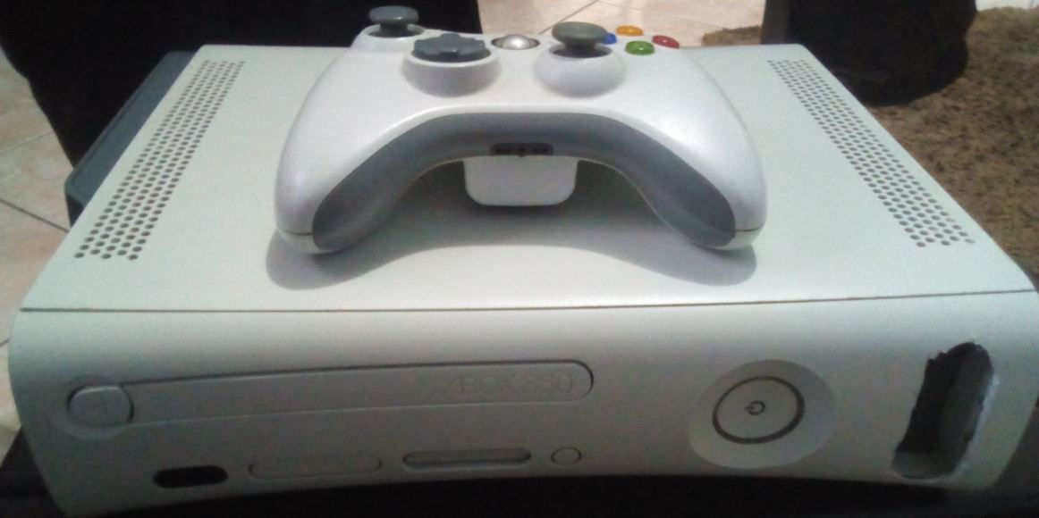 Xbox 360 desbloqueado com HD 320GB e vários jogos na memória e alguns DVDs