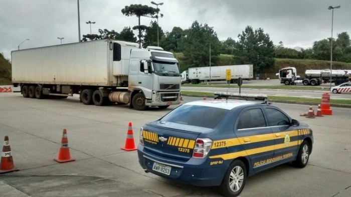 PRF de Mafra recupera carreta furtada com salmão