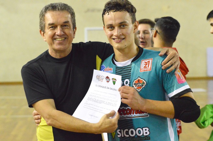 Goleiro Eduardo Felten (Dudu), camisa 28 do Mafra Ferromax, recebendo o prêmio das mãos de Dartagnan Plothow Camargo, responsável pela Aldeia Cerebrar